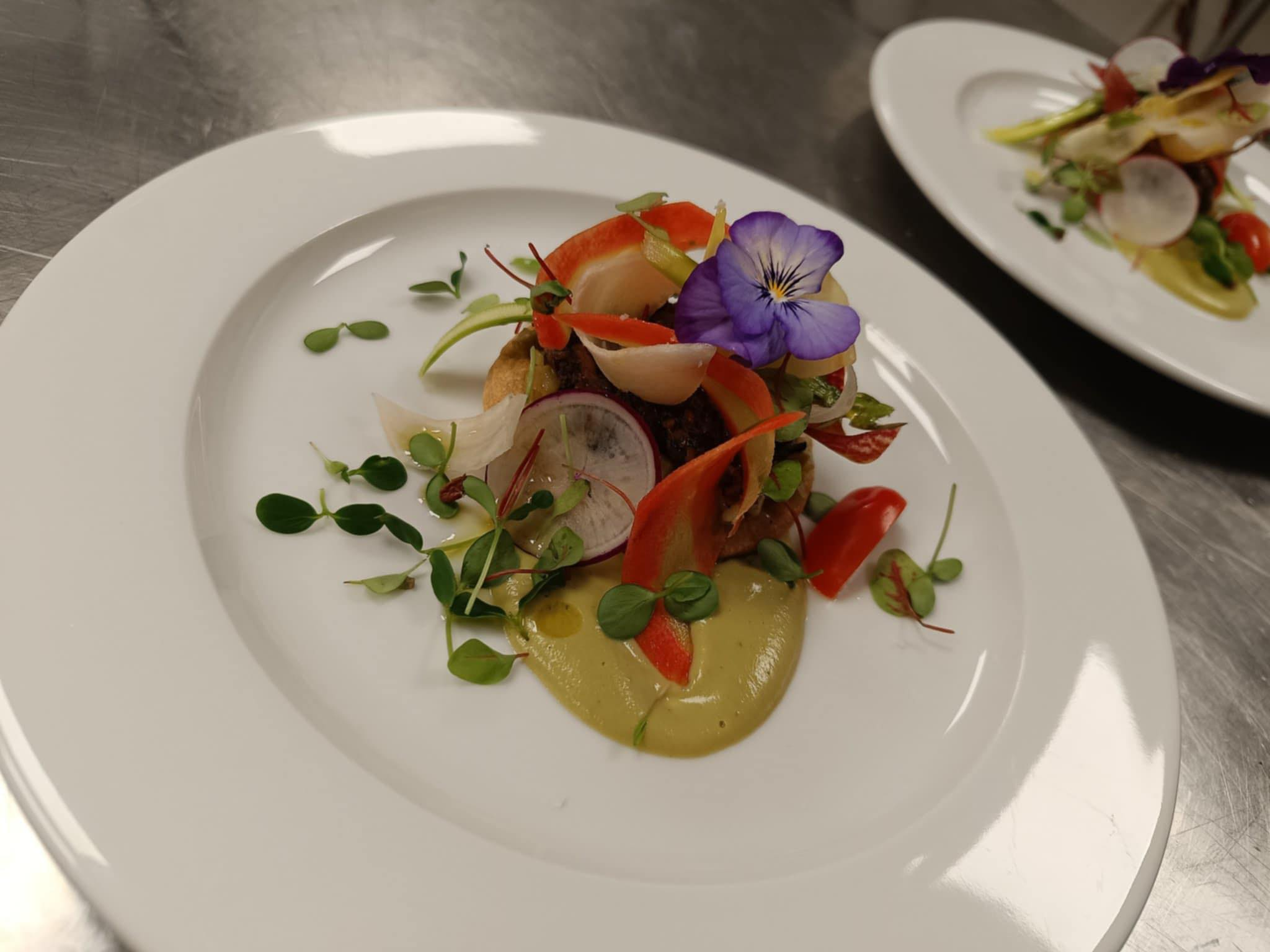 Plat gastronomique dressé avec finesse